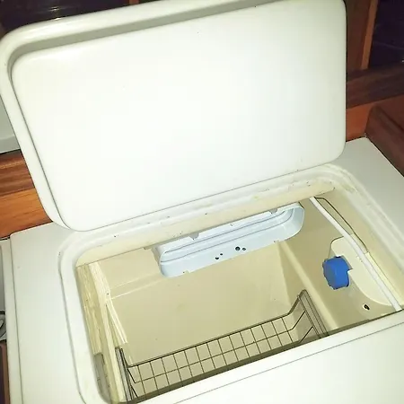 Daire Sleep Aboard A Sailing Boat In