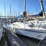 Sleep Aboard A Sailing Boat In Apartman *