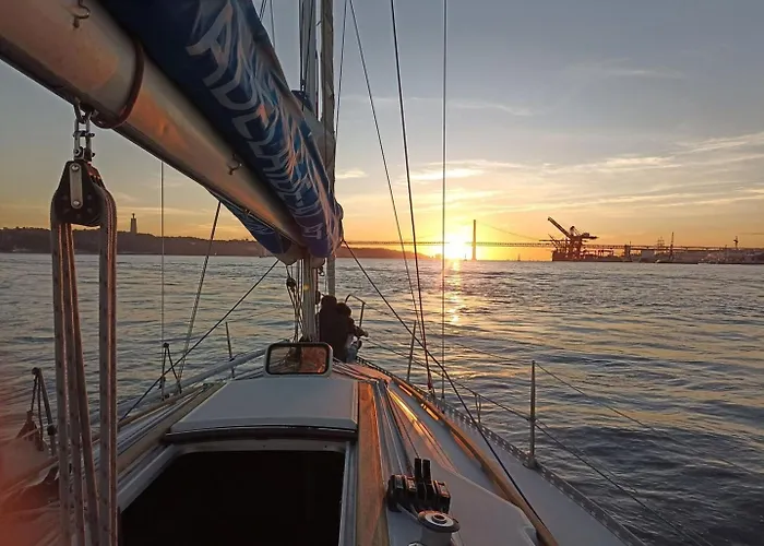 Sleep Aboard A Sailing Boat In Apartamento *