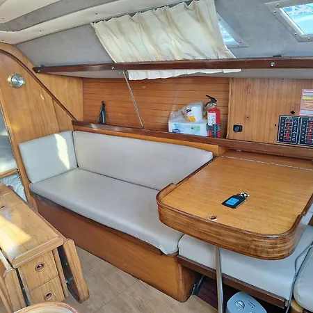 アパート Be Local - Sleep Aboard The Santa Maria Sailing Boat In *