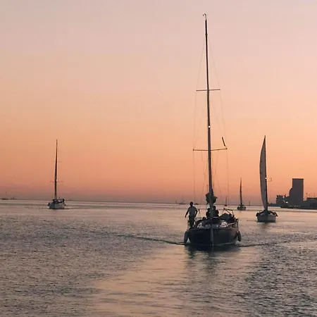 Be Local - Sleep Aboard The Santa Maria Sailing Boat In アパート *