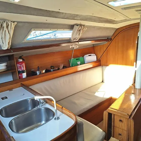 Sleep Aboard A Sailing Boat In Lägenhet