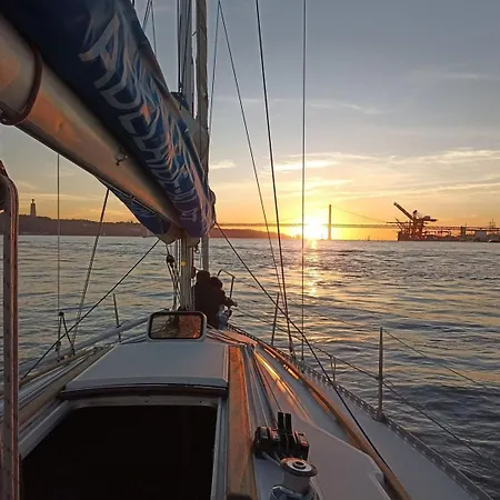 Sleep Aboard A Sailing Boat In Lägenhet *