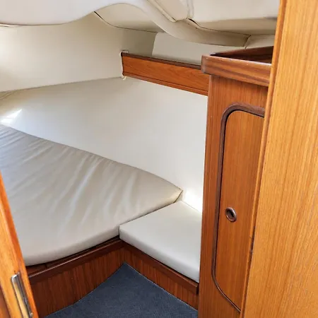 Sleep Aboard A Sailing Boat In 아파트 리스본