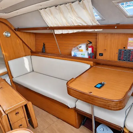 Sleep Aboard A Sailing Boat In * 리스본