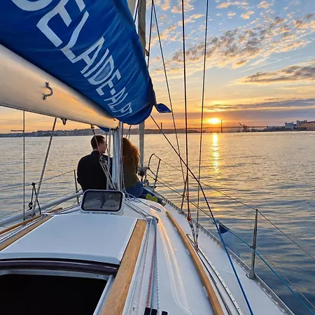 Sleep Aboard A Sailing Boat In 리스본