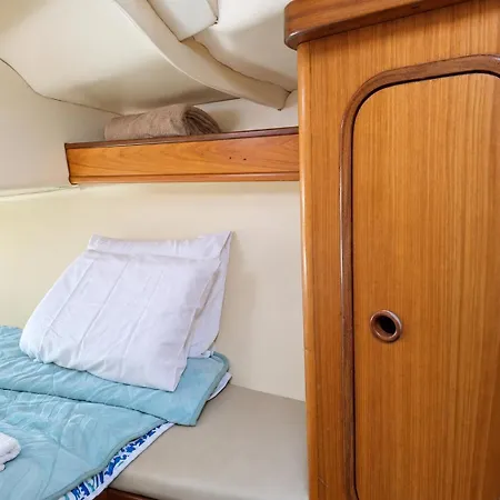 Sleep Aboard A Sailing Boat In 아파트 *