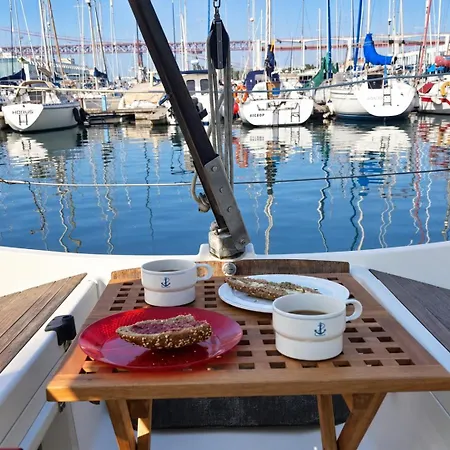 아파트 Sleep Aboard A Sailing Boat In *