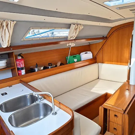 Sleep Aboard A Sailing Boat In 아파트 리스본