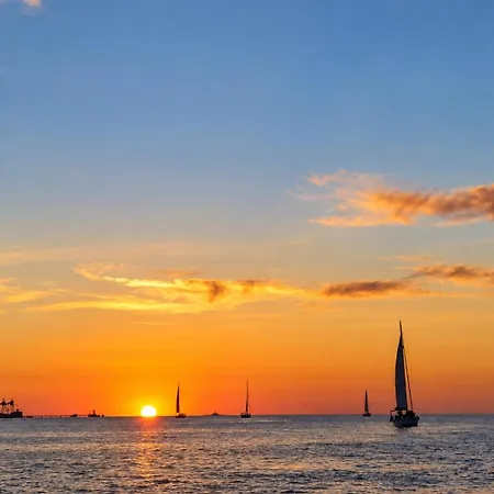 Sleep Aboard A Sailing Boat In 아파트