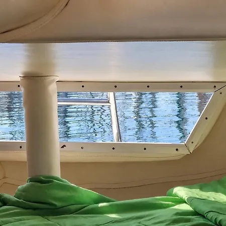 아파트 Sleep Aboard A Sailing Boat In *