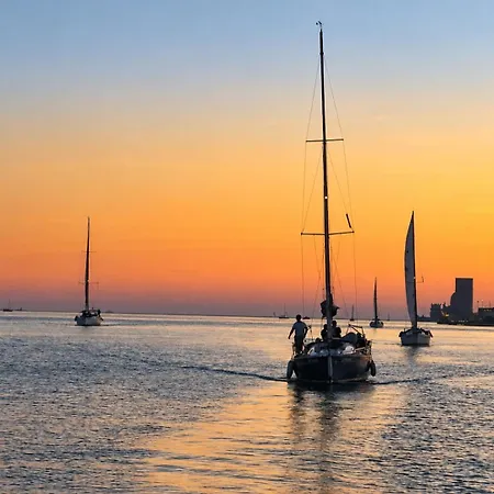 아파트 Sleep Aboard A Sailing Boat In 리스본