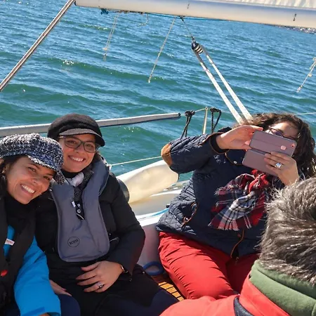 Sleep Aboard A Sailing Boat In 아파트