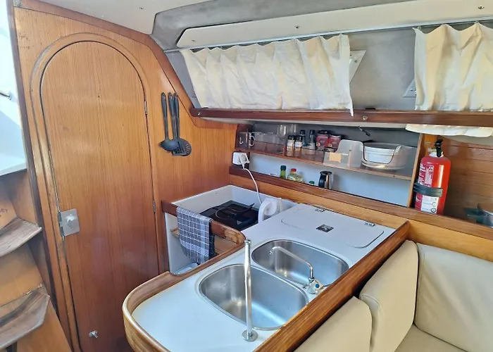 Sleep Aboard A Sailing Boat In Appartement