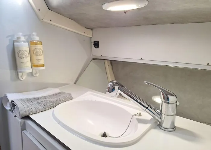 Sleep Aboard A Sailing Boat In * Lissabon