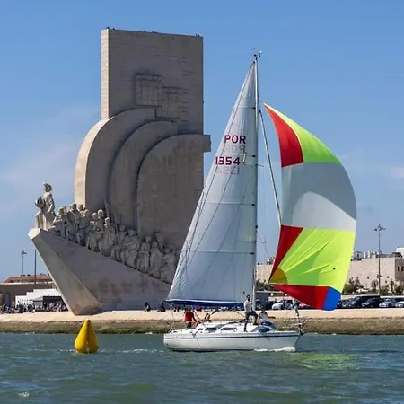 Sleep Aboard A Sailing Boat In Лиссабон