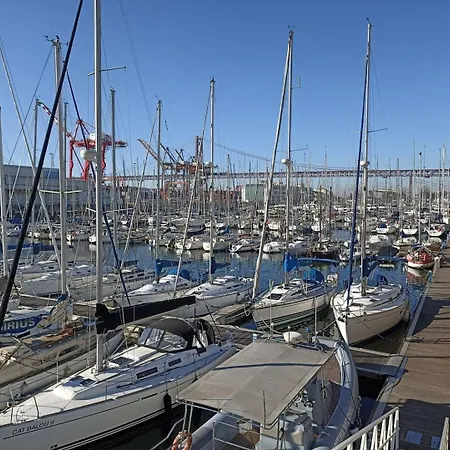 Sleep Aboard A Sailing Boat In Апартаменты Лиссабон