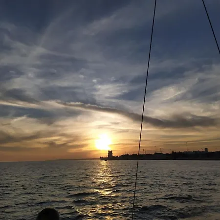 Sleep Aboard A Sailing Boat In Апартаменты Лиссабон