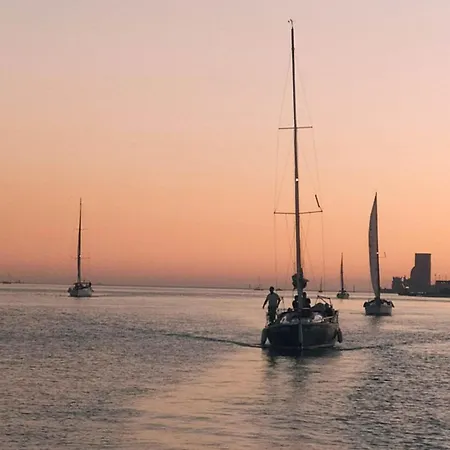 Sleep Aboard A Sailing Boat In Daire *