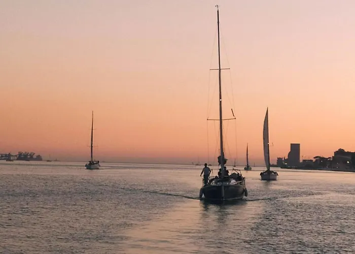 Sleep Aboard A Sailing Boat In Daire *